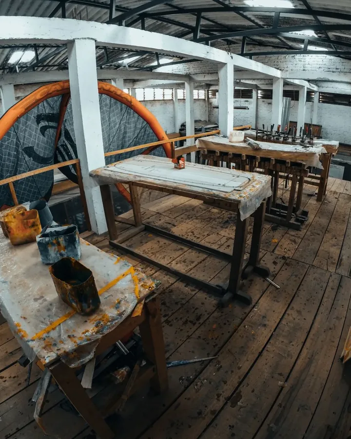 Kệ sách âm tường